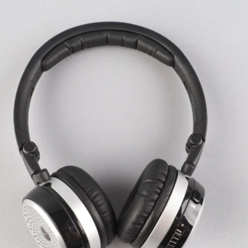 Mercedes Mabach wireless headphones